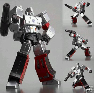 Illustration for article titled Vintage Transformers Kick New Transformers' Ass